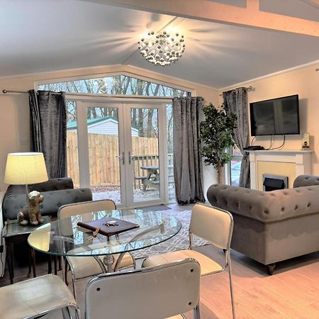 Welsh Villa-Hot Tub-Tenby-Carmarthen-Forestsetting 外观 照片