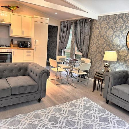 Welsh Villa-Hot Tub-Tenby-Carmarthen-Forestsetting 外观 照片